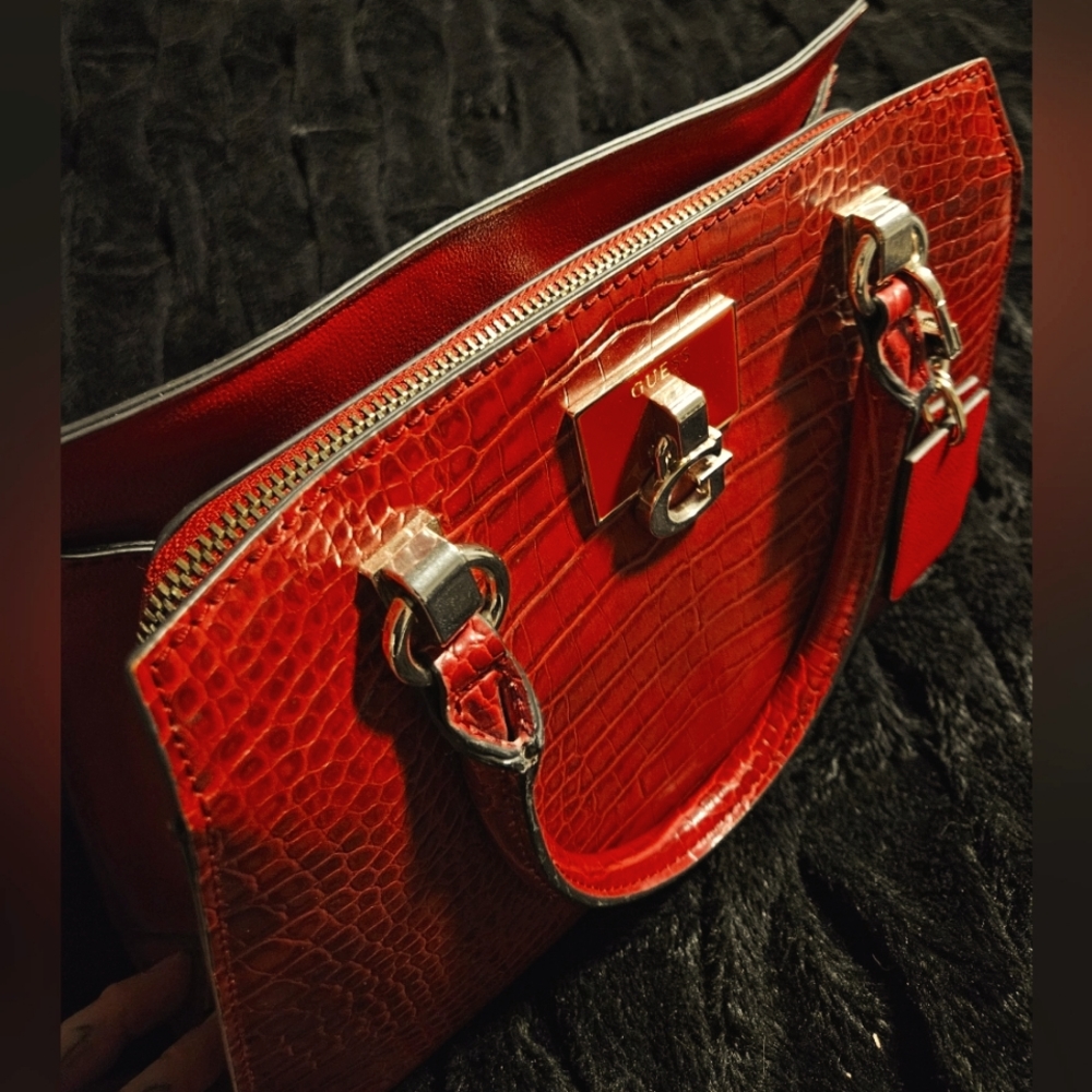 GUESS PURSE - Picture 3 of 3